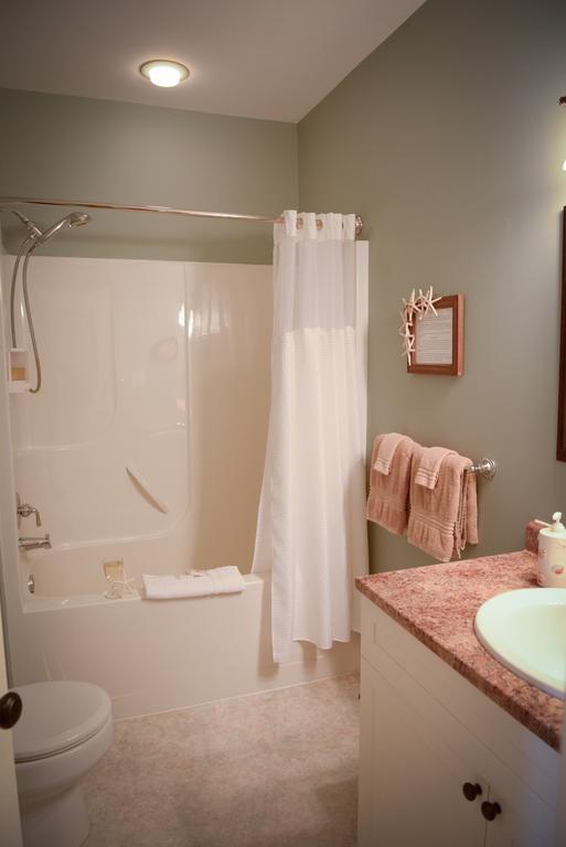 Ocean Mist Guesthouse Ucluelet Bilik gambar